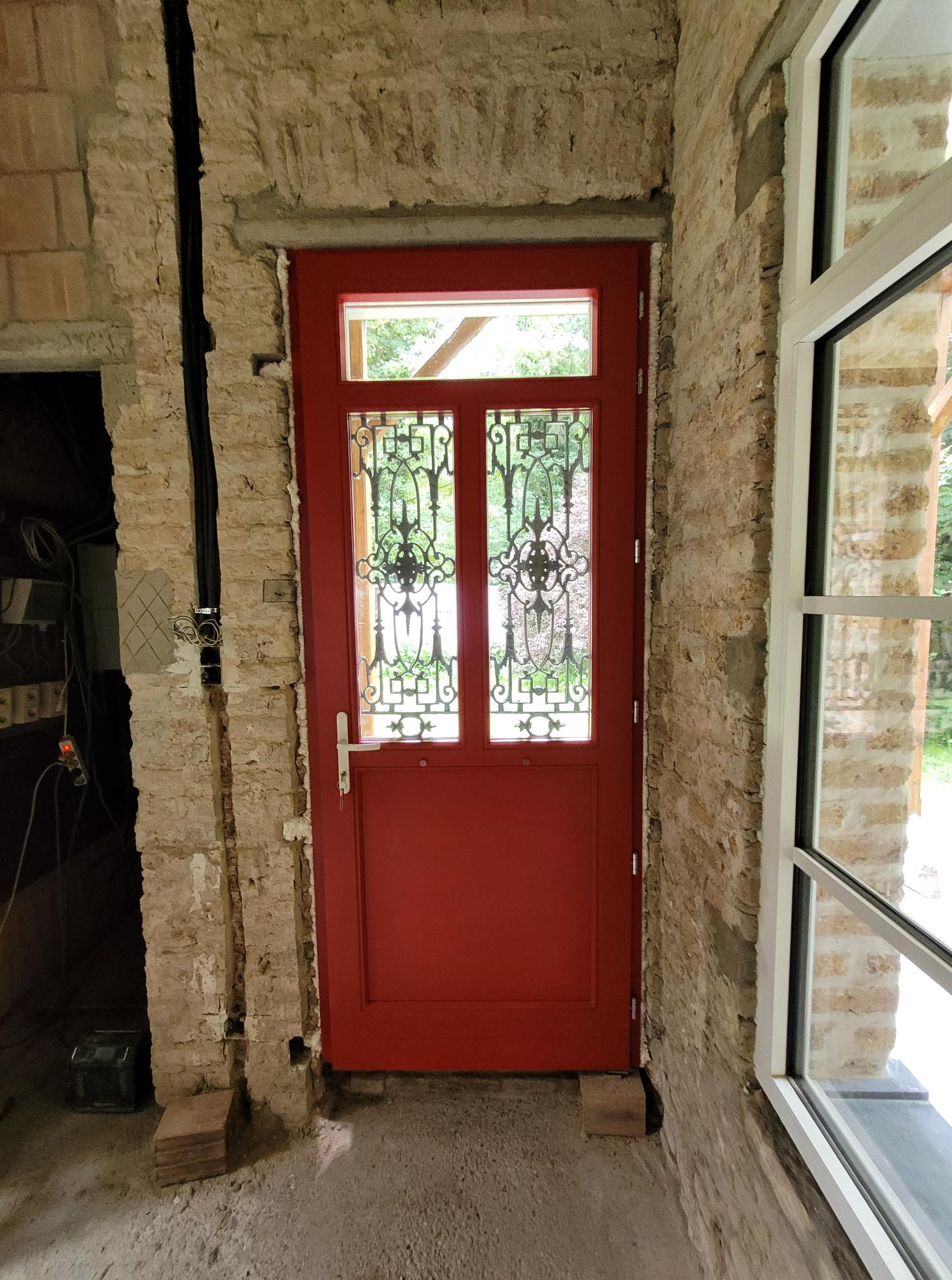 Rode deur met glas