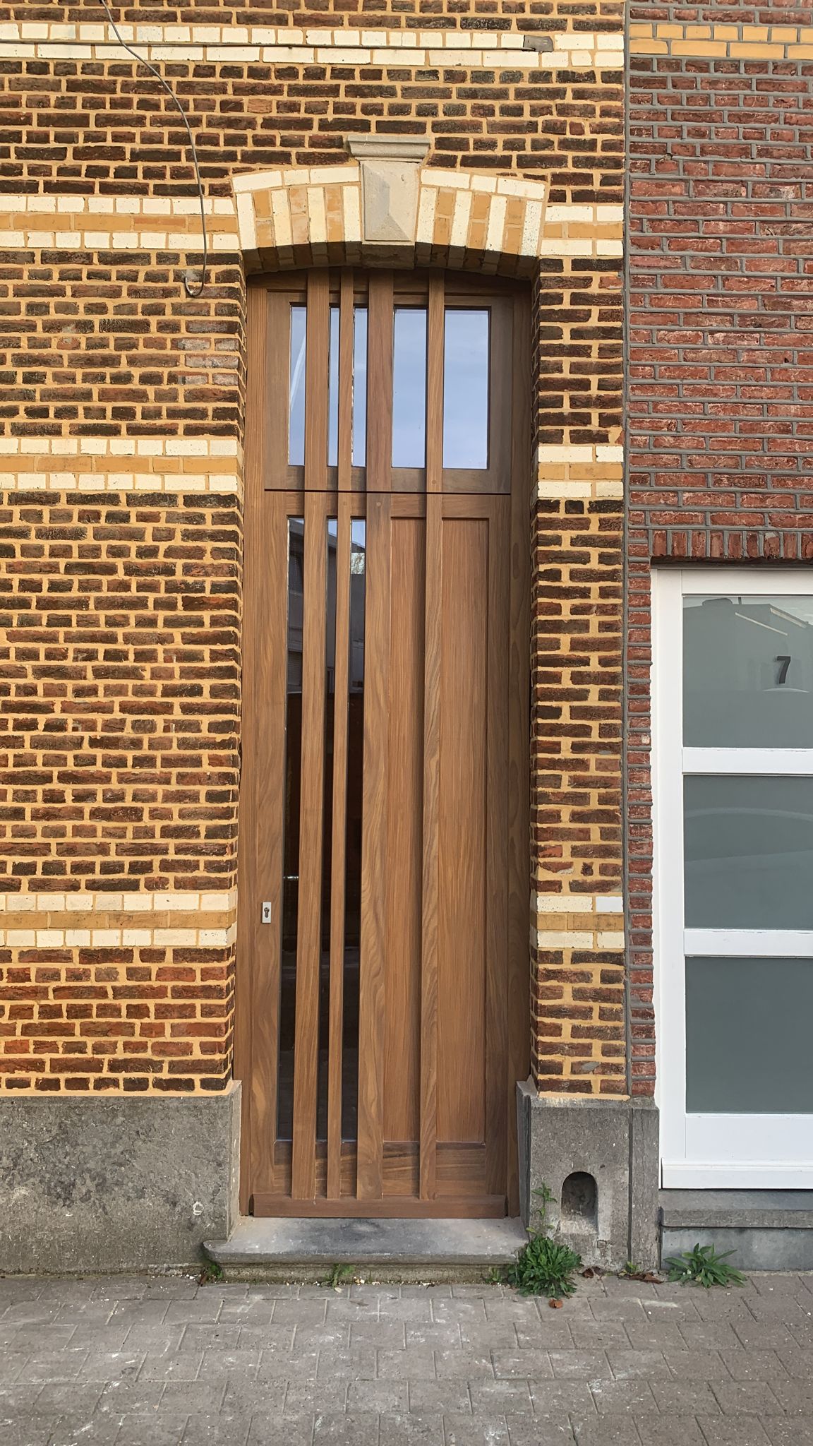 Klassieke voorgevel met bruine houten deur afwerking deur