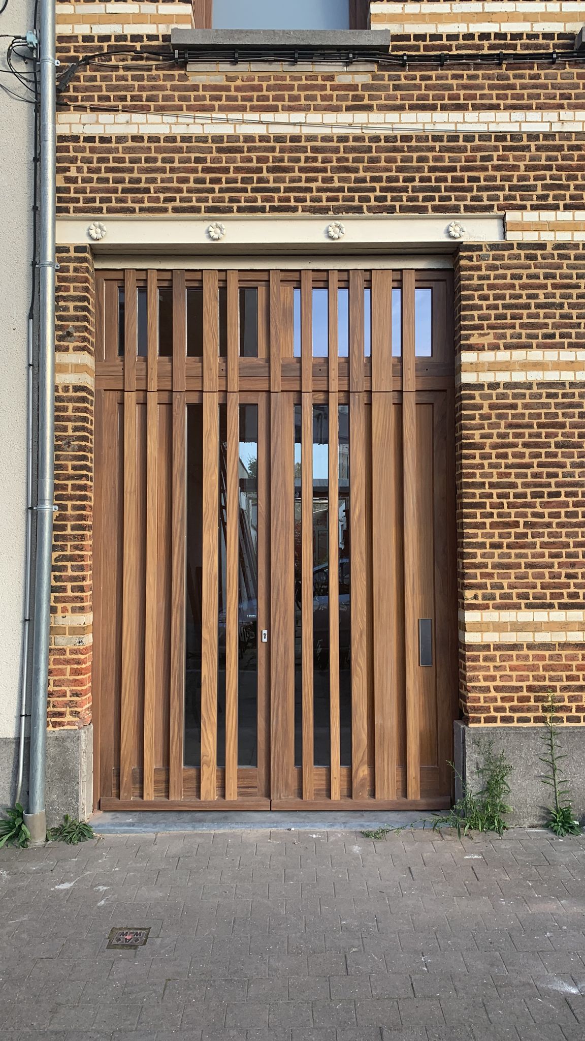 Klassieke voorgevel met bruine houten deur afwerking poort